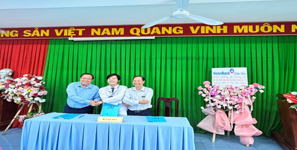 Lễ công bố triển khai thanh toán viện phí không dùng tiền mặt và Trao giải hội thi tay nghề bác sĩ, điều dưỡng, nữ hộ sinh giỏi năm 2025 tại trung tâm Y tế Tịnh Biên